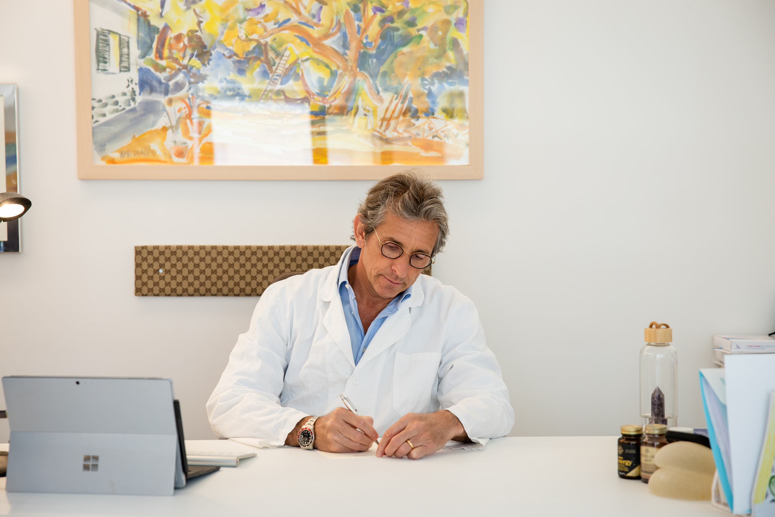 Prof. Enzo Mannino alla scrivania nel suo studio medico